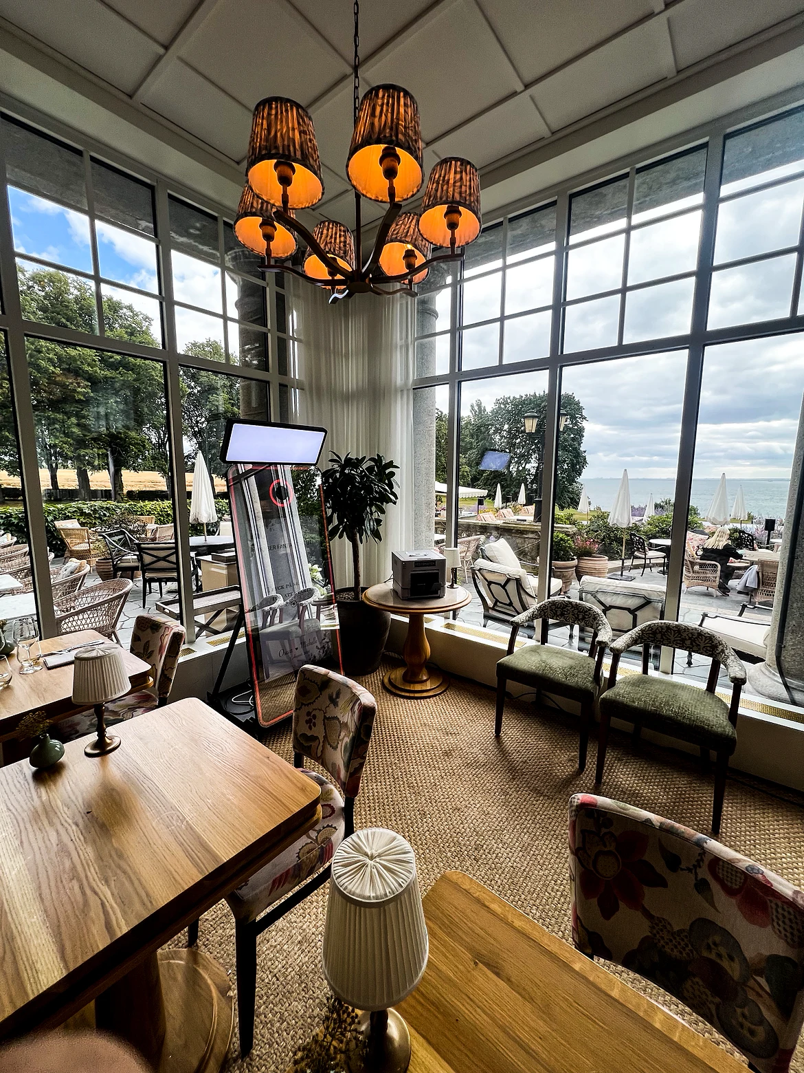Festomatens fotobås på plats i en eventlokal